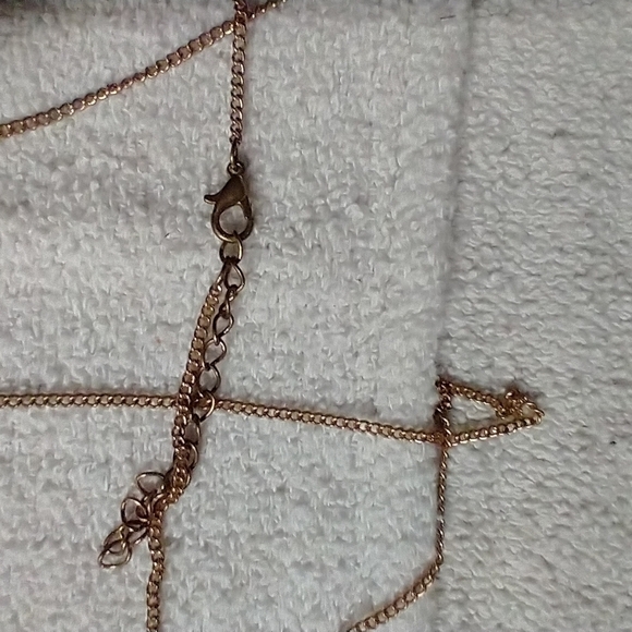 Long goldtone modern leaf necklace 🌿🍀 - Picture 5 of 5